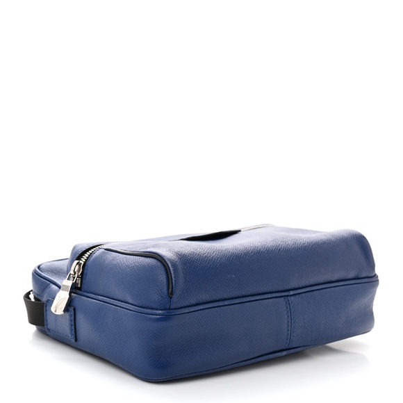 authentic LOUIS VUITTON Taiga Outdoor Messenger - Picture 3 of 13